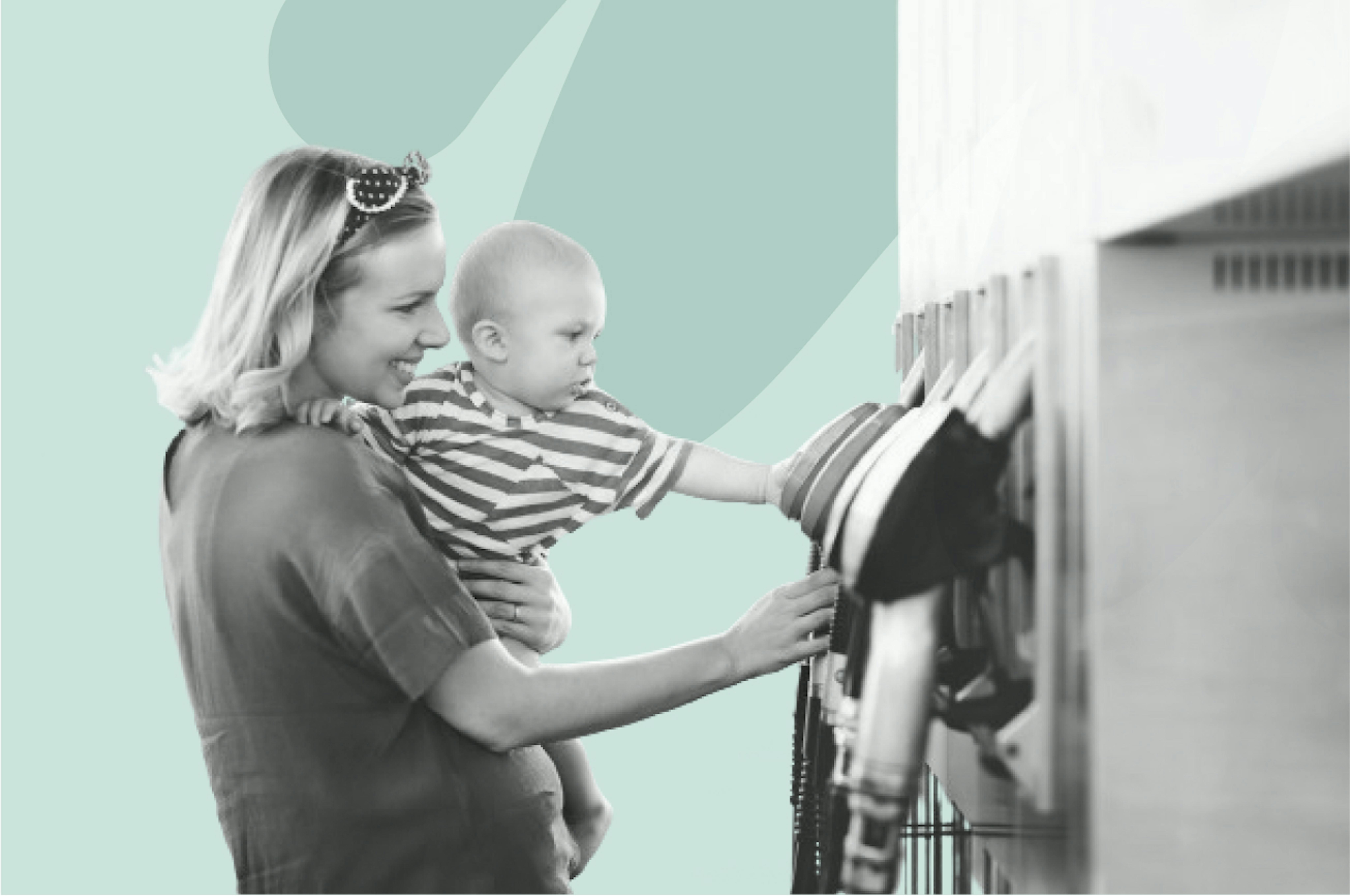 une mère et son enfant à une station service