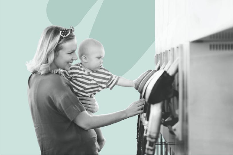 une mère et son enfant à une station service