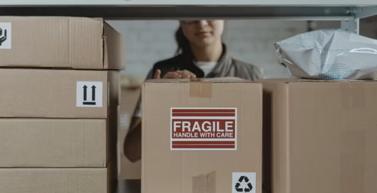 Fragile mention on a box