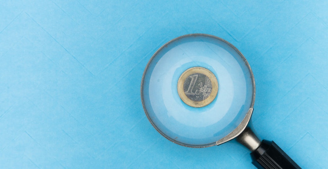 une pièce d'un euro sous une loupe