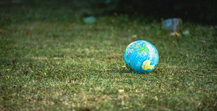 Globe sur de l'herbe