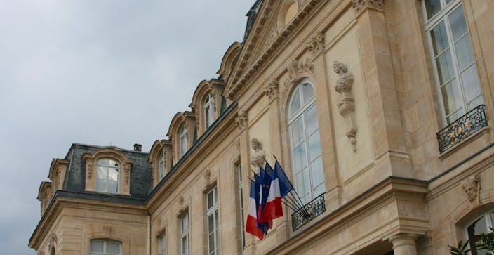 Devanture du Palais de l'Elysée avec drapeaux français