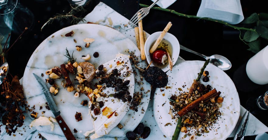 Assiettes de nourriture non terminée