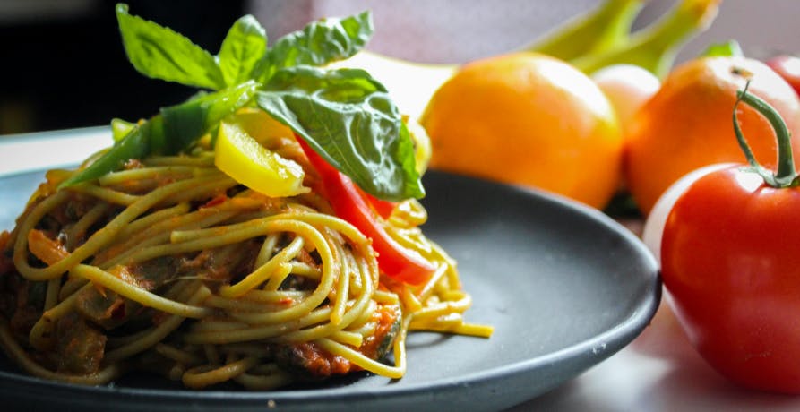 Assiette de pâtes avec tomates et basilic