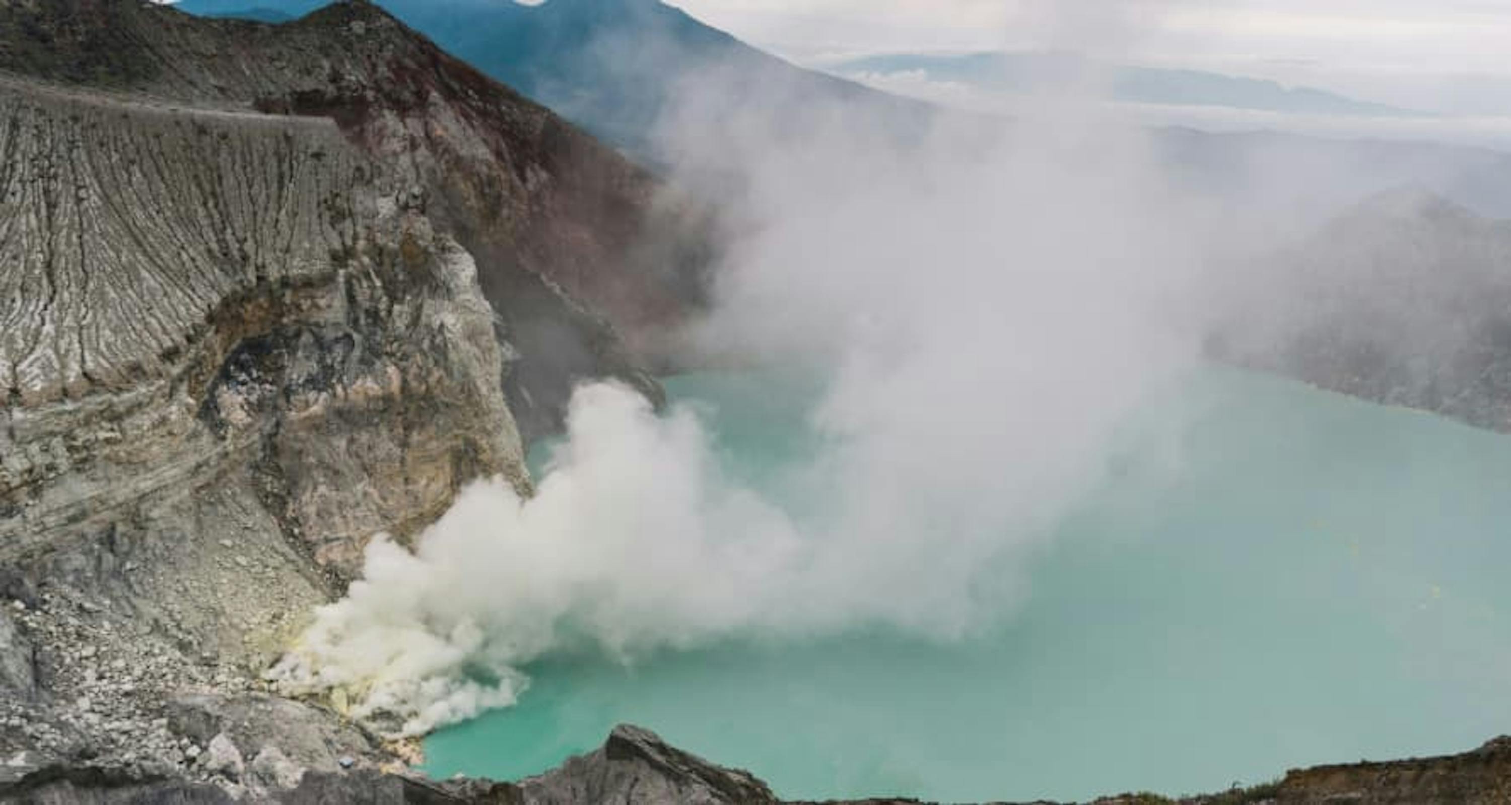 water vapor in teal lake