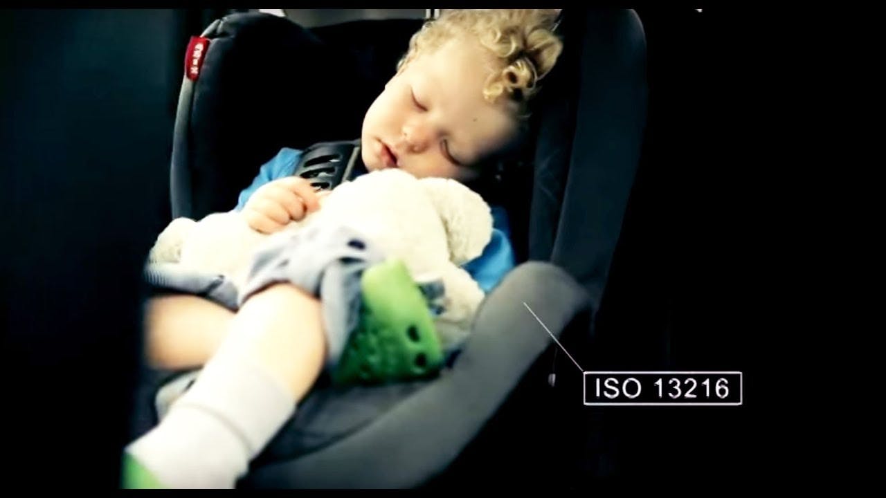 miniature de la vidéo Youtube sur les normes ISO, avec un enfant endormi dans un siège auto avec une flèche indiquant "ISO 13216"