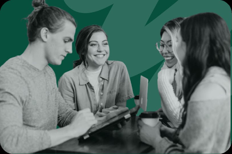 Gruppe von Menschen, die sich unterhalten und lachen