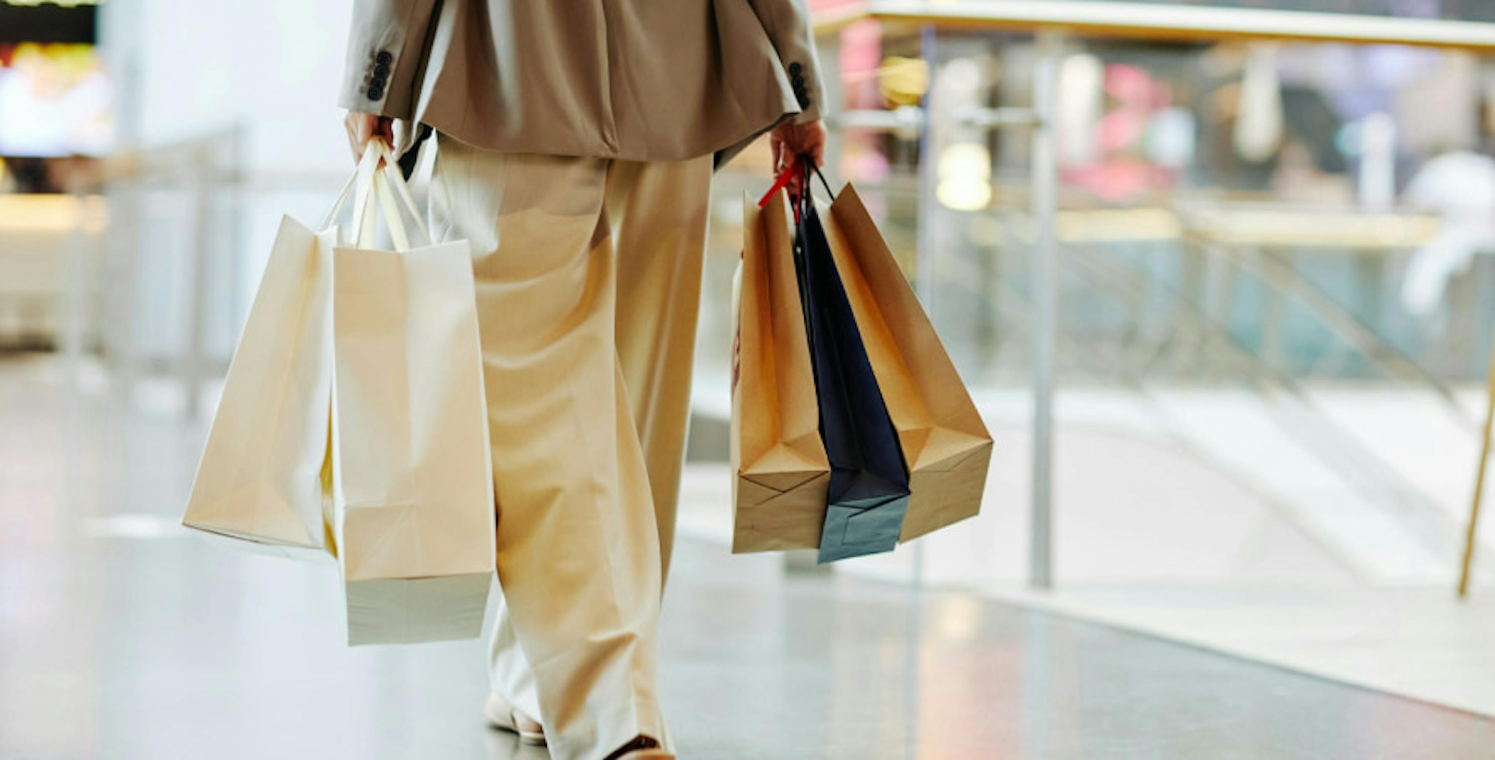 une personne avec des sacs