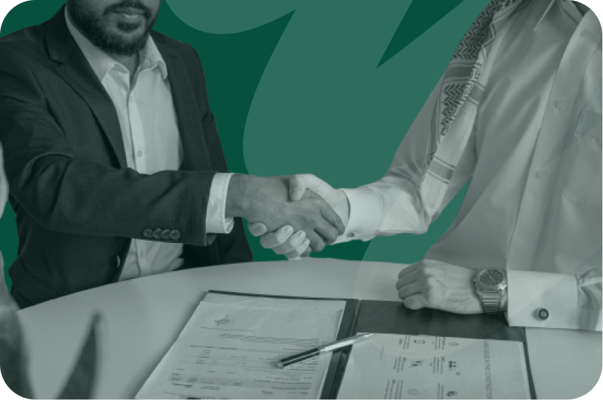 deux personnes se serrant la main au dessus d'un bureau