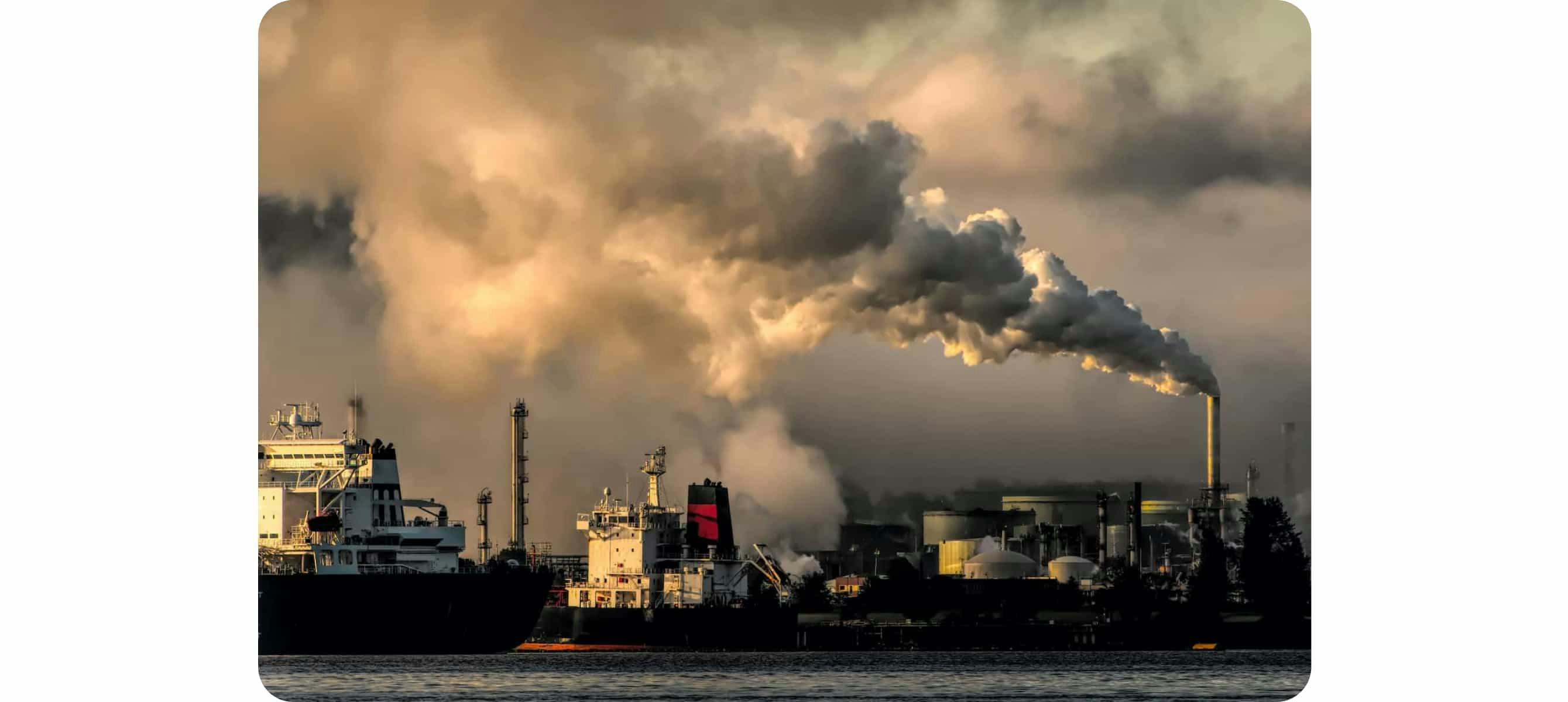 industrie pétrolière avec de nuages polluants