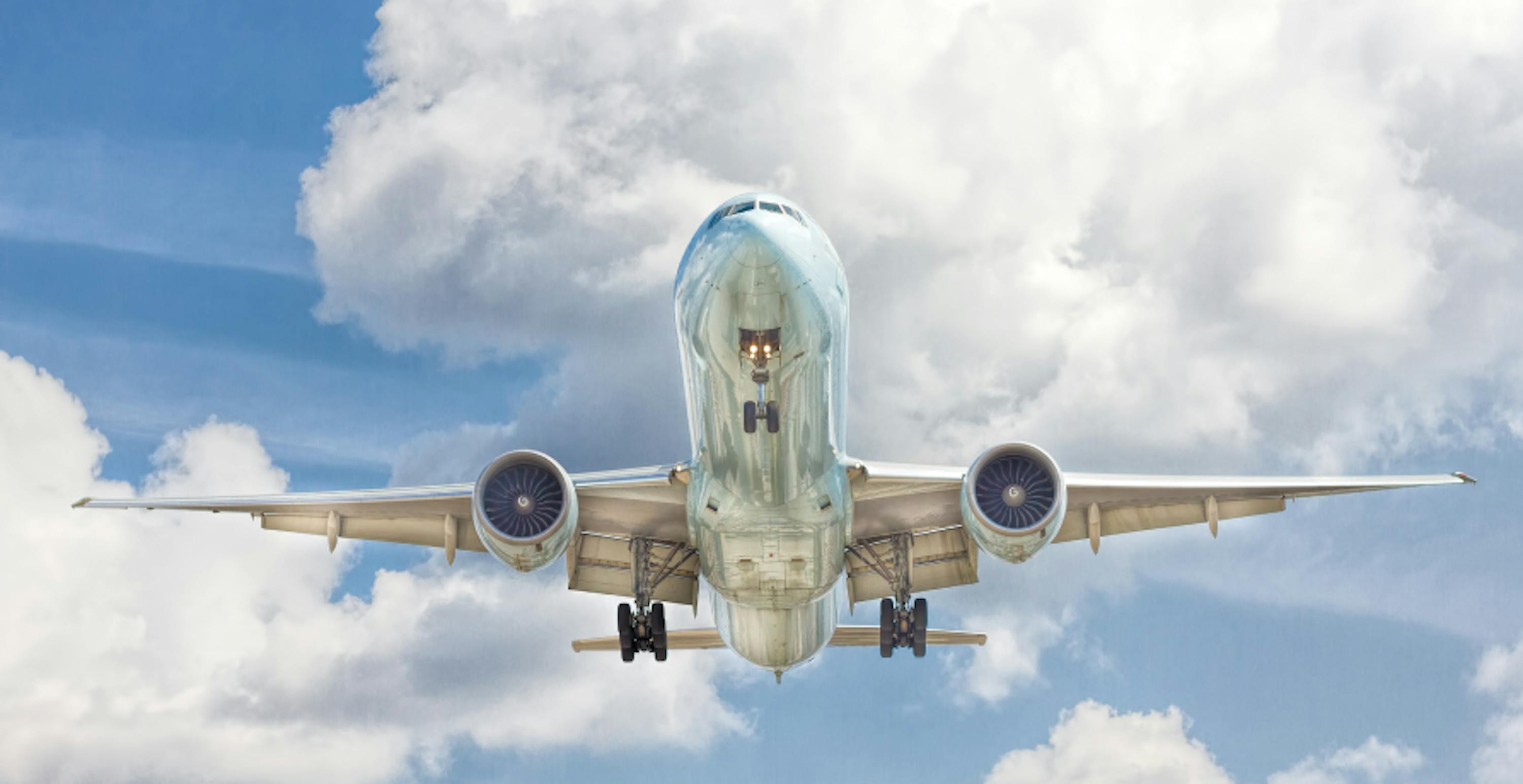 un avion dans le ciel