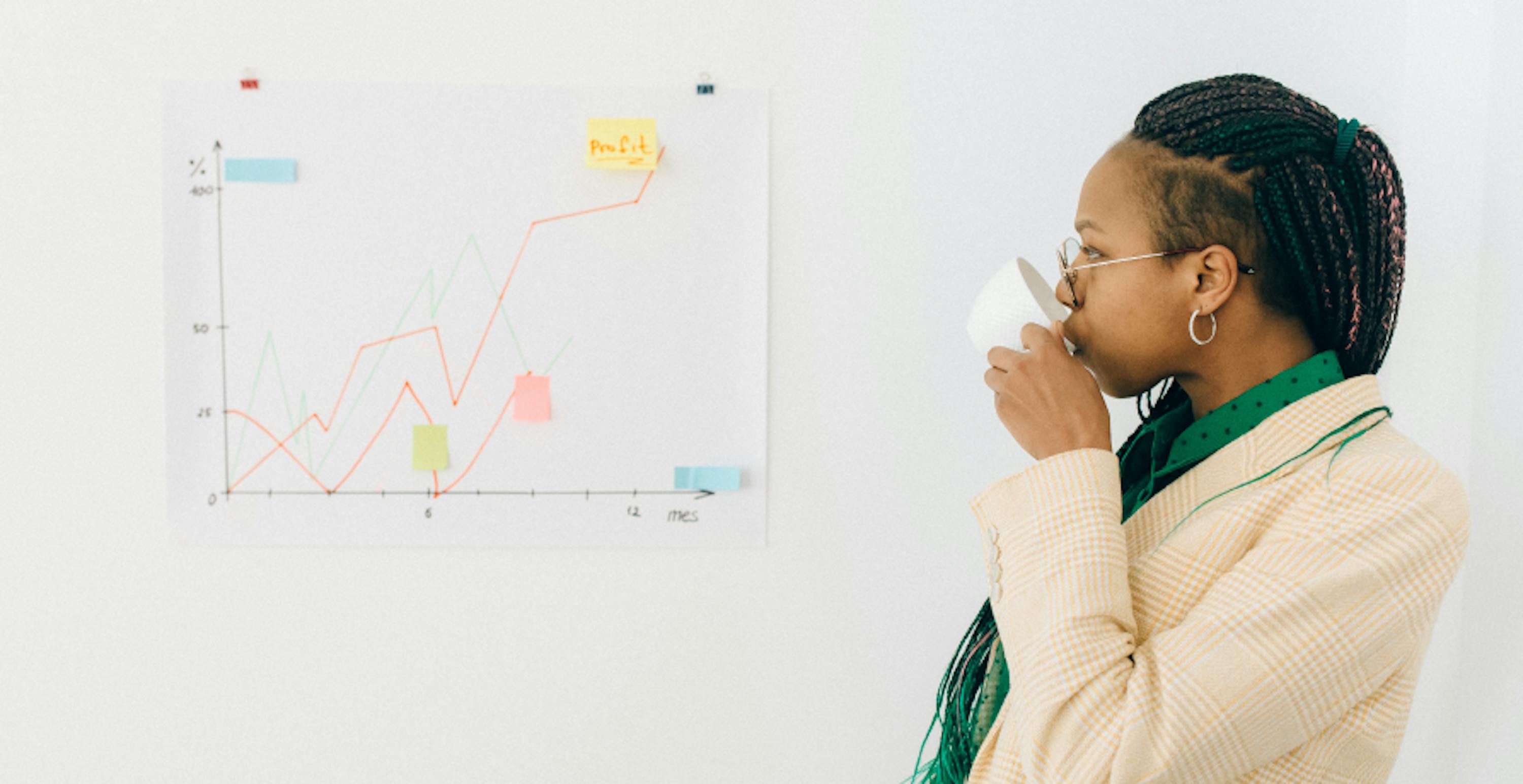 Une femme regardant un graphique affiché sur le mur