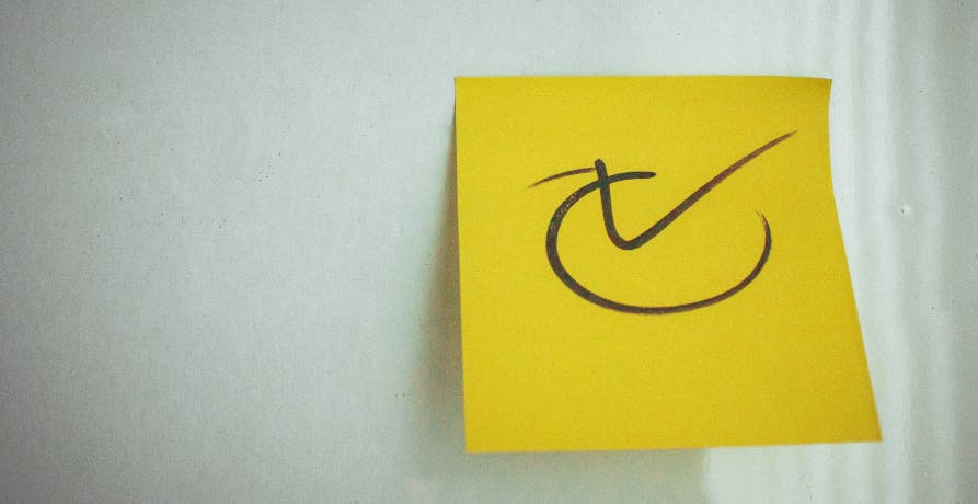 post-it jaune avec une coche entourée