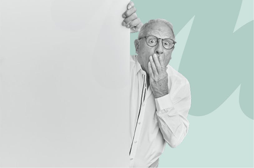 ein Mann, der seine Hand vor den Mund hält