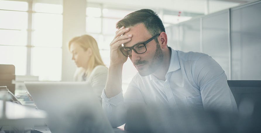 ein Mann, der auf einen Bildschirm schaut