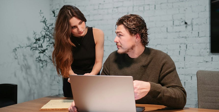 zwei Kollegen, die sich unterhalten