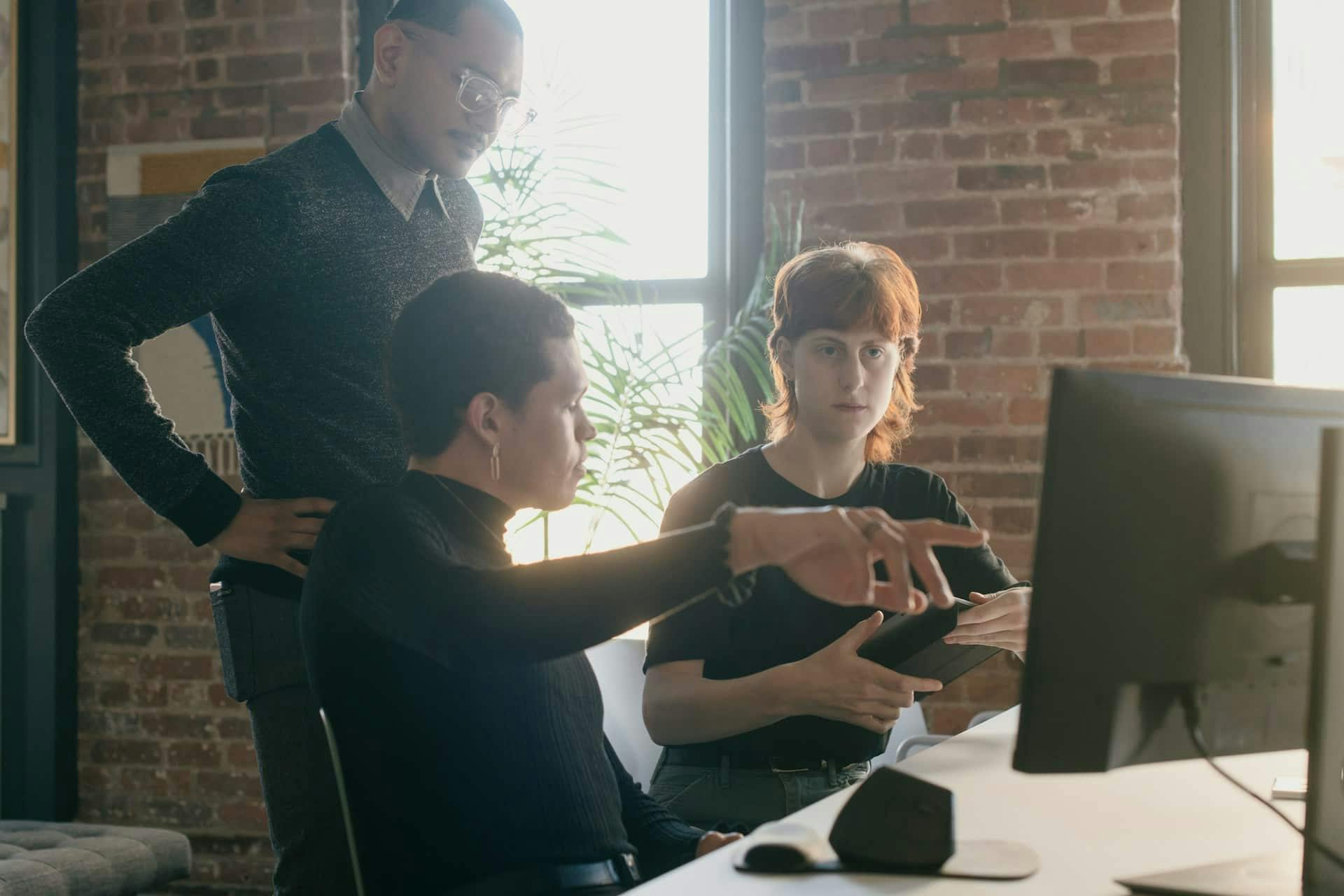 Kollegen, die sich unterhalten