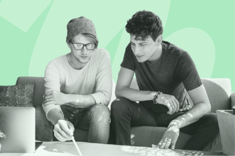 Personen, die einen Plan studieren