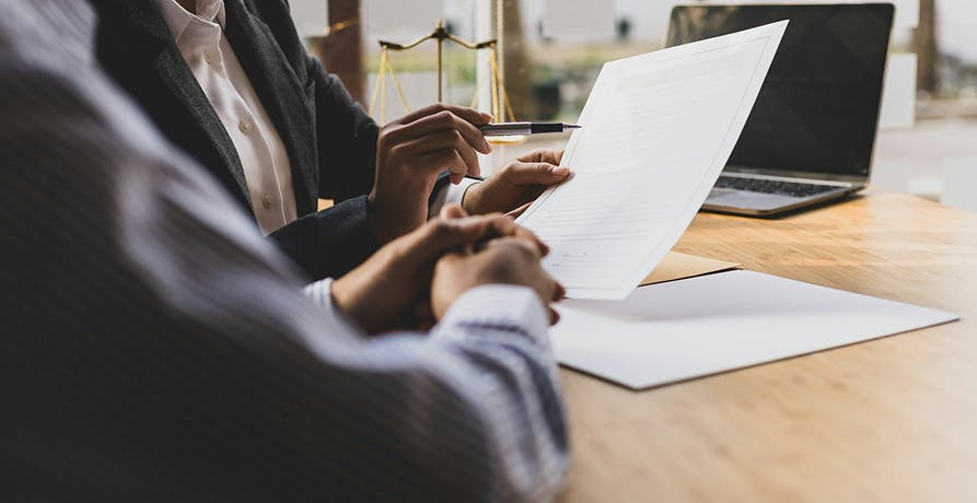 Personen, die ein Dokument lesen