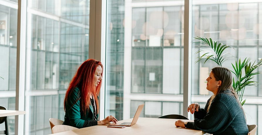 zwei Kollegen, die sich unterhalten