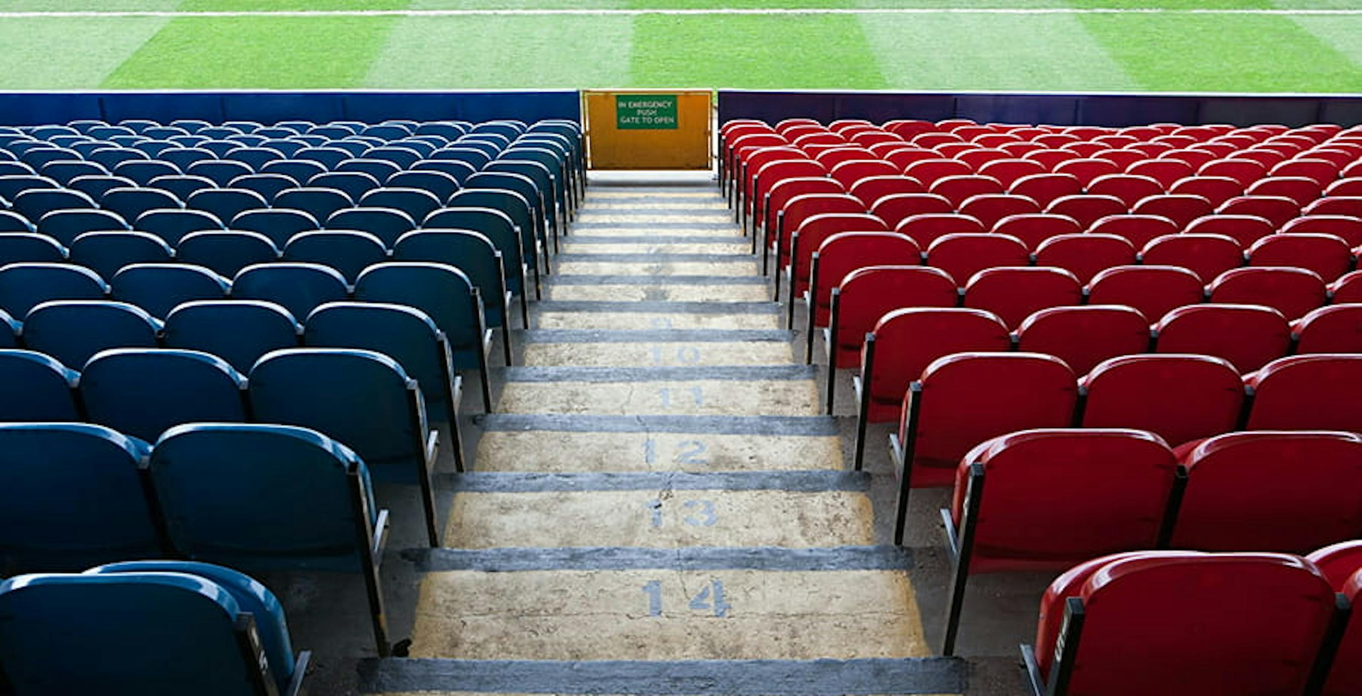 des sièges dans un stade