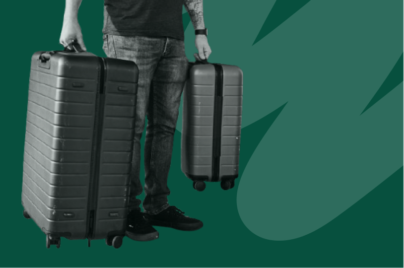 homme portant des bagages
