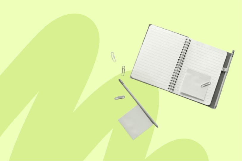 un cahier et des post-it