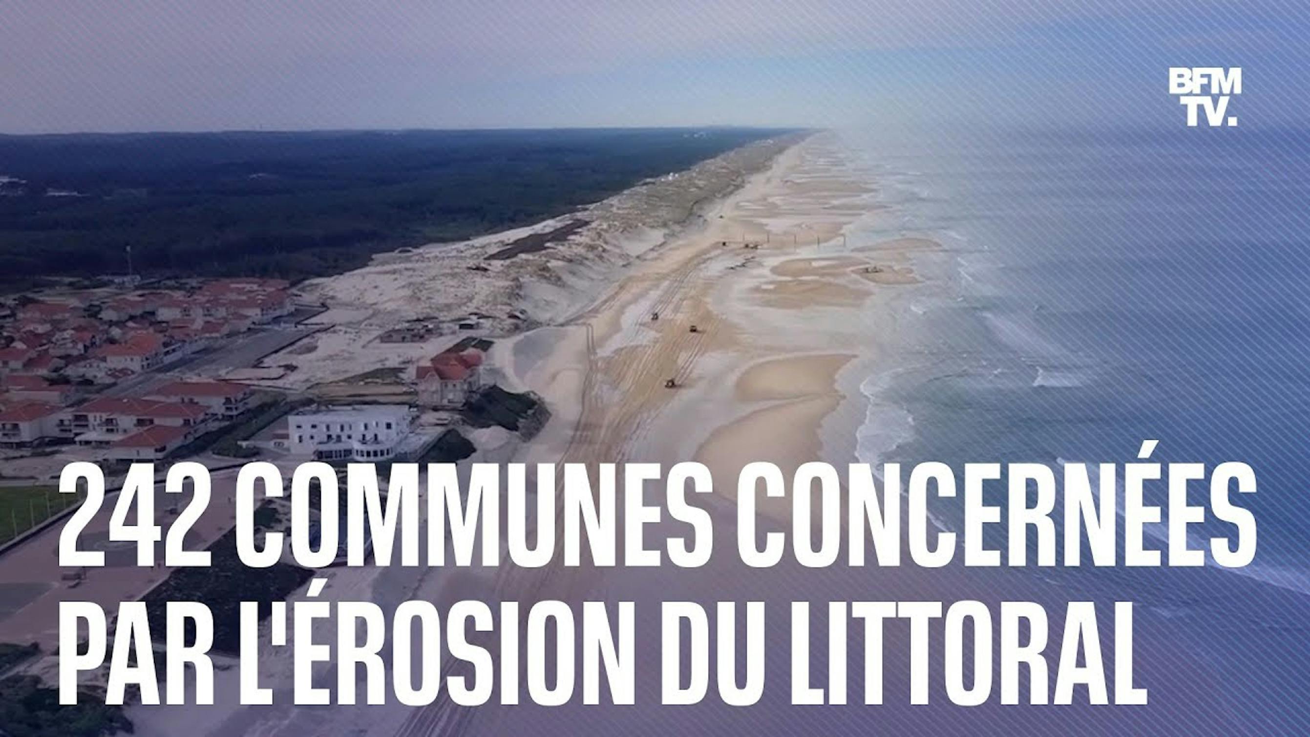 Longue plage de sable blanc avec une dune en bord de côte