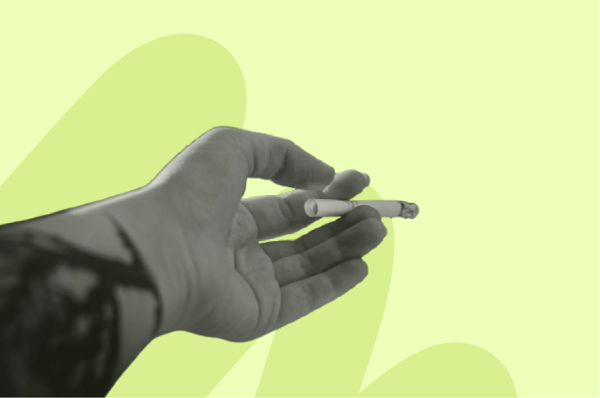 Femme tenant une cigarette dans sa main