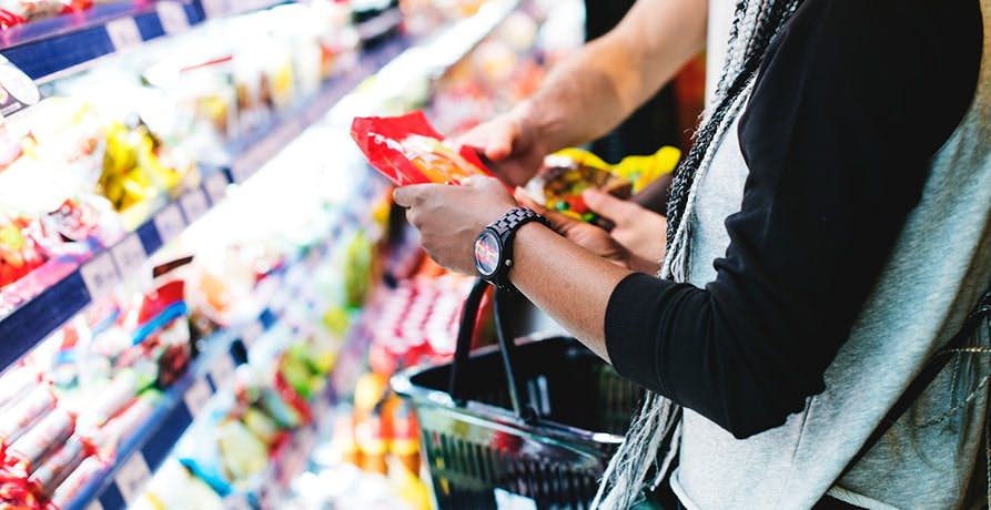 des personnes tenant un produit dans les mains