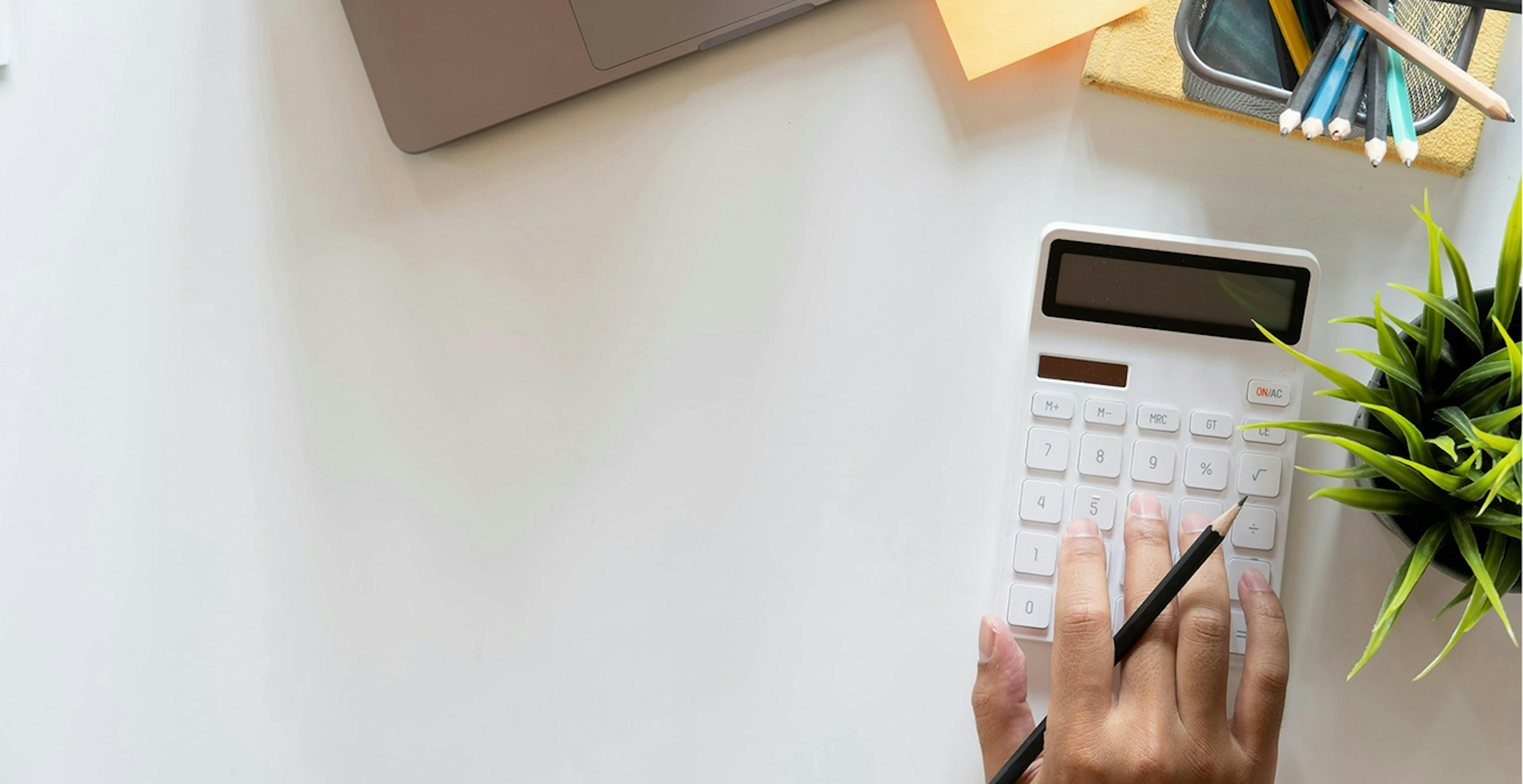 une calculatrice sur un bureau