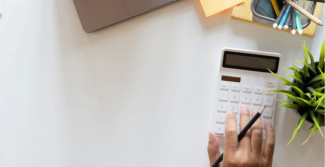 une calculatrice sur un bureau