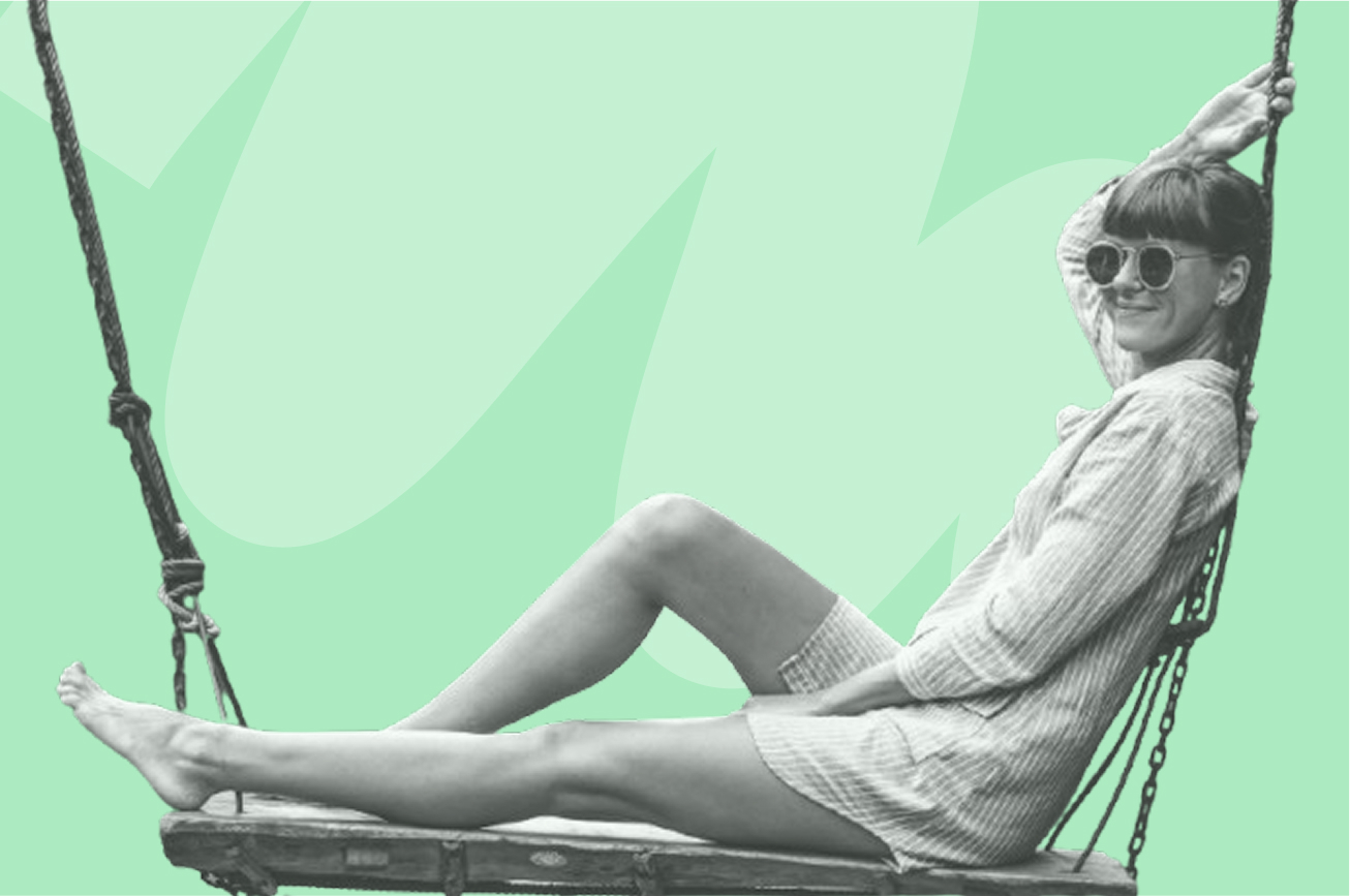 une femme sur une balançoire