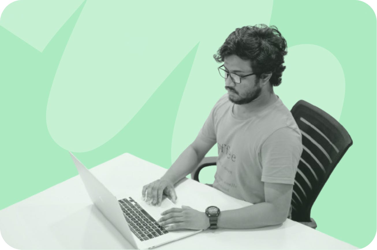 un homme à son bureau