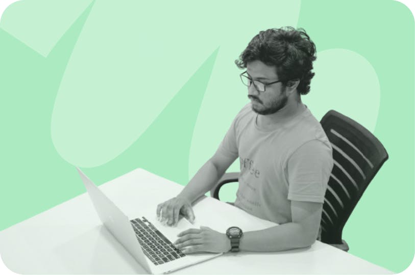 un homme à son bureau