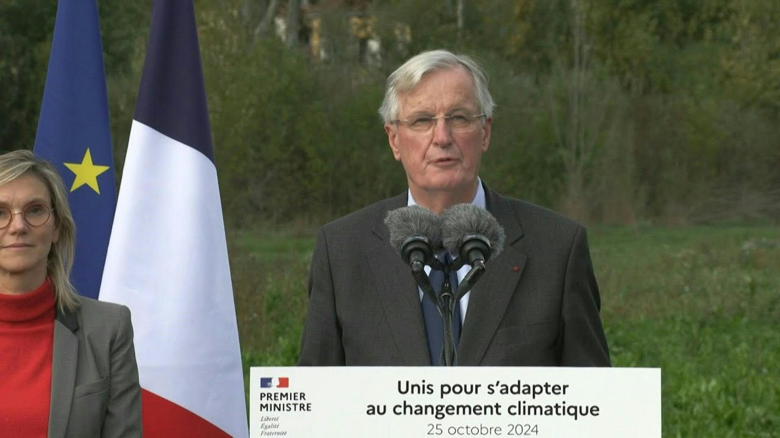 Individu prononçant un discours formel