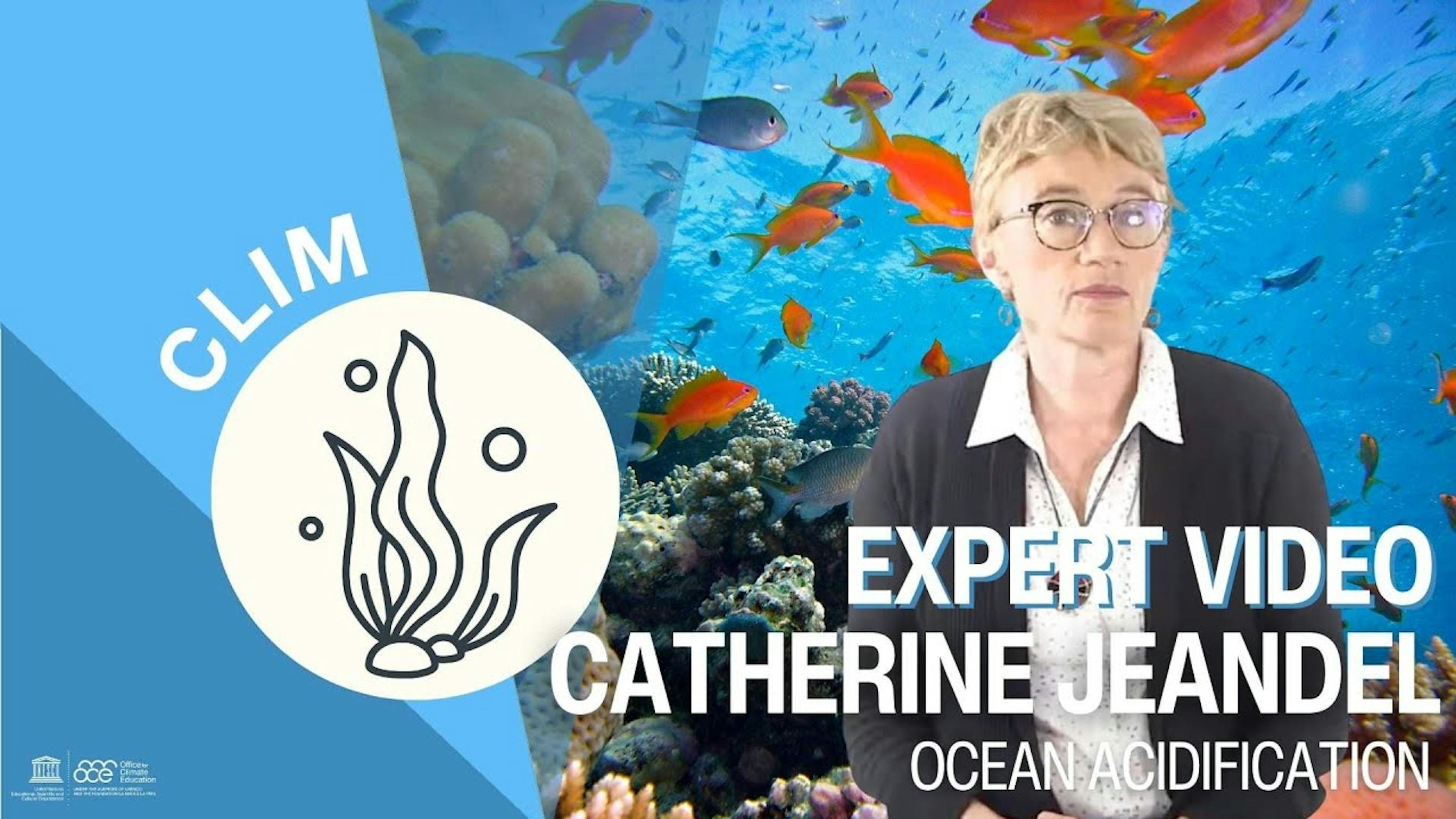 femme parlant avec un fond imitant un aquarium