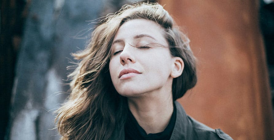une femme qui ferme les yeux