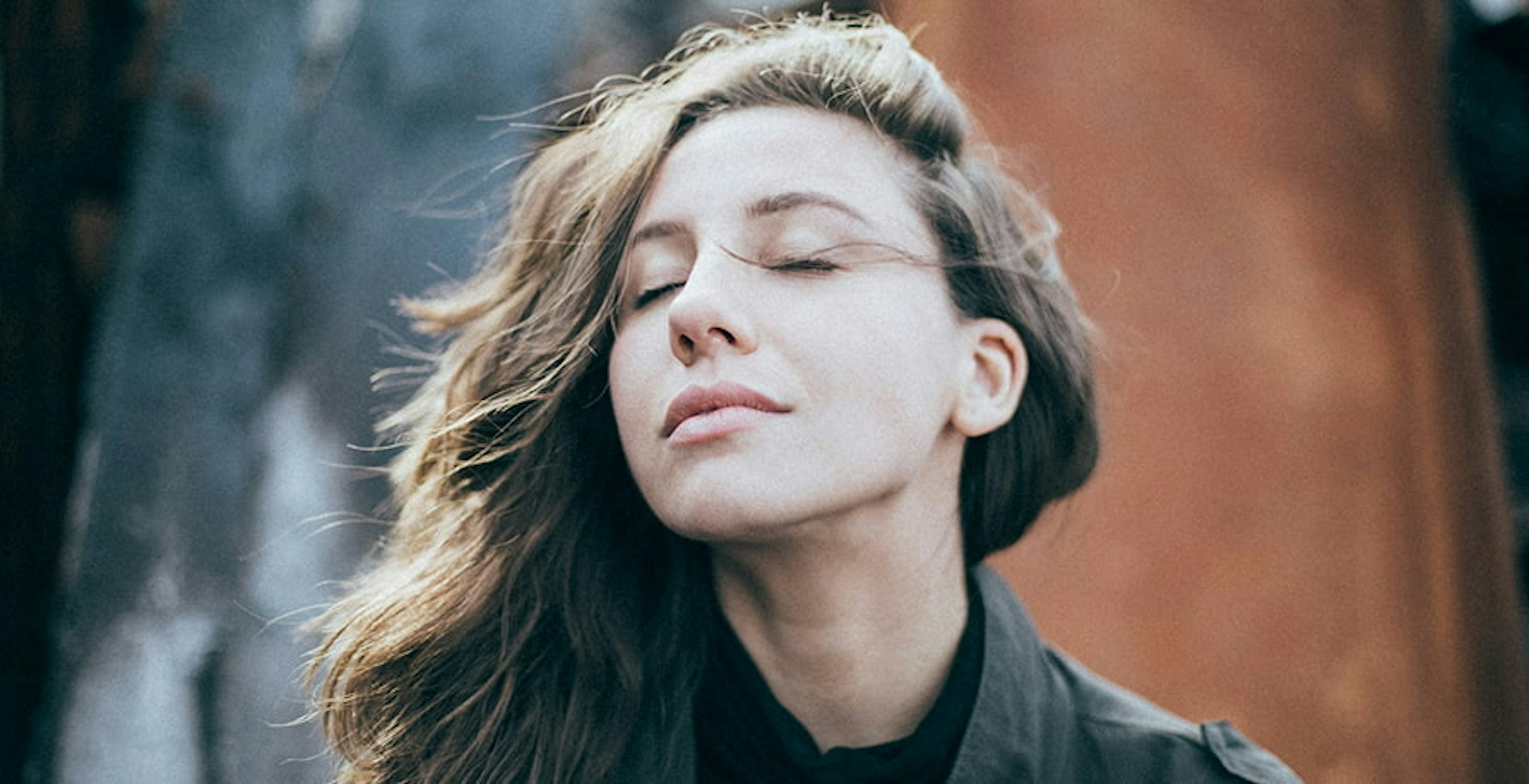 une femme qui ferme les yeux