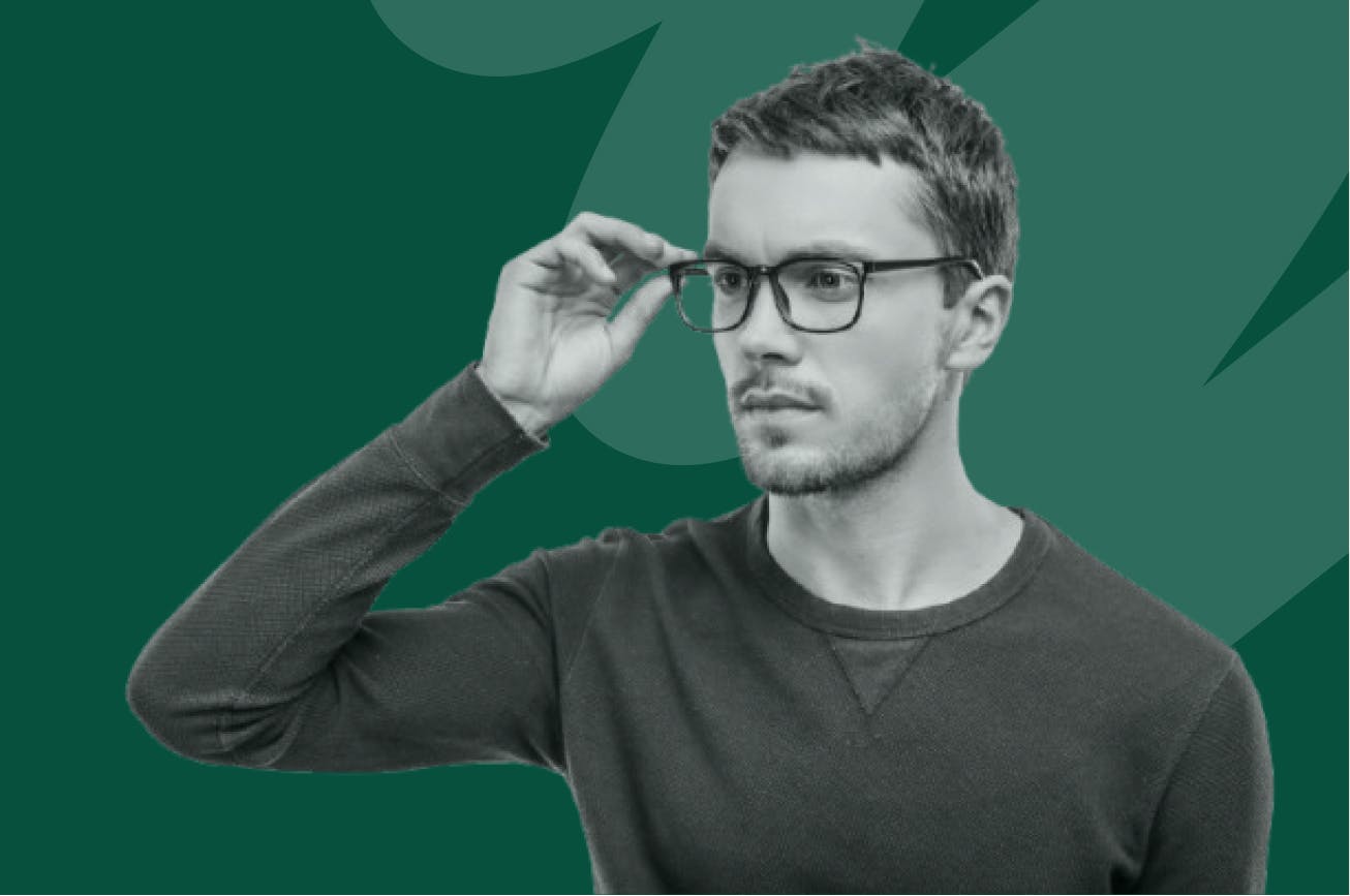 un homme qui tient ses lunettes