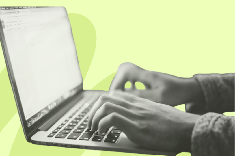 personne tapant sur un clavier d'ordinateur portable