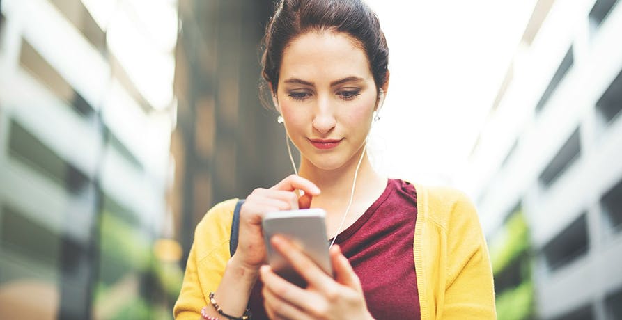 une femme regardant son téléphone