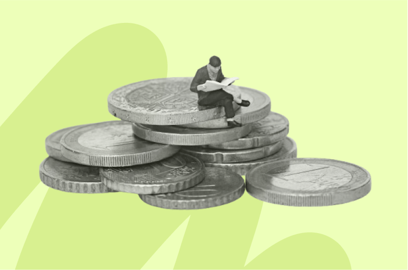 Homme miniature assis sur un tas de pièce et lisant un journal