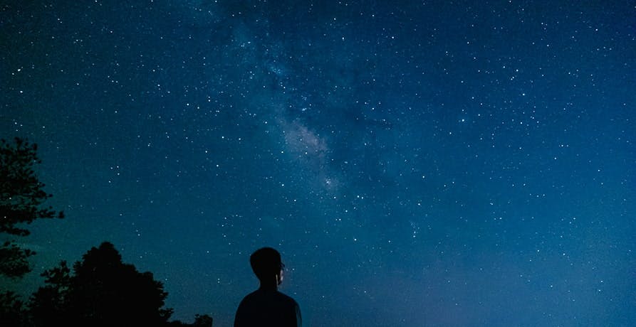 quelqu'un regardant le ciel nocturne