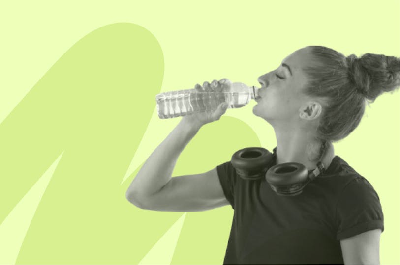 une femme qui boit de l'eau