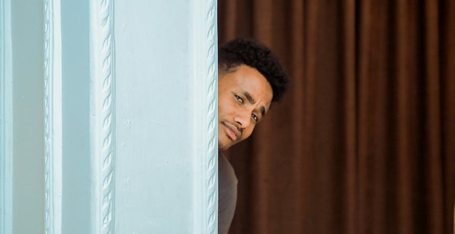 un homme à demi caché