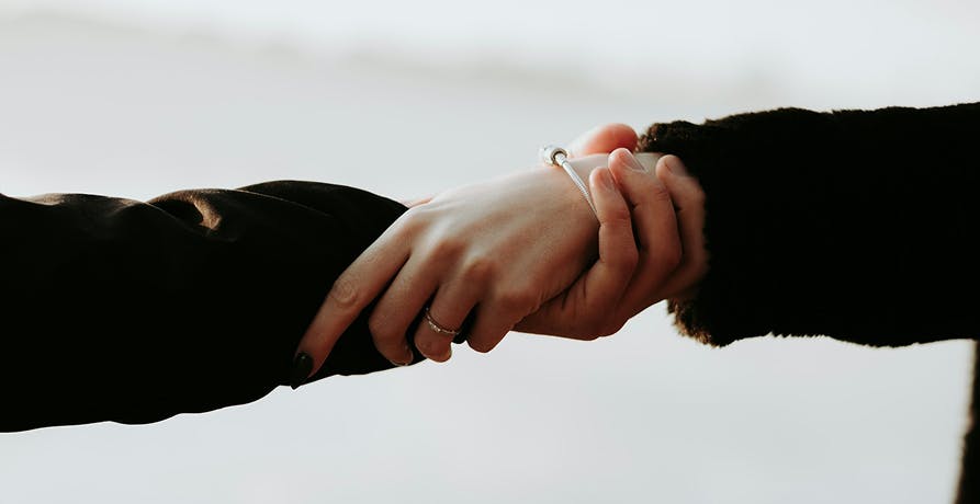 deux mains qui se tiennent