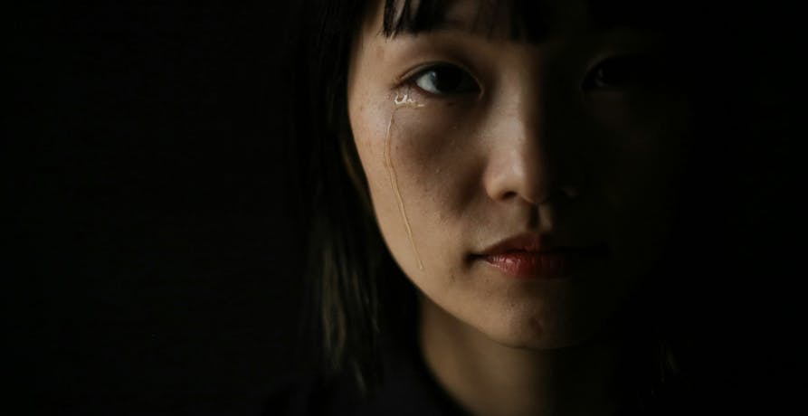 une femme dans le noir