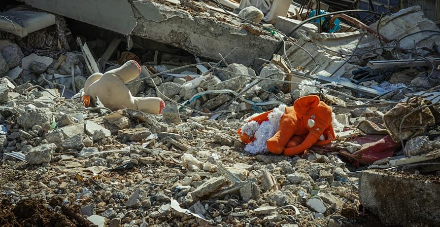 des peluches au milieu des ruines