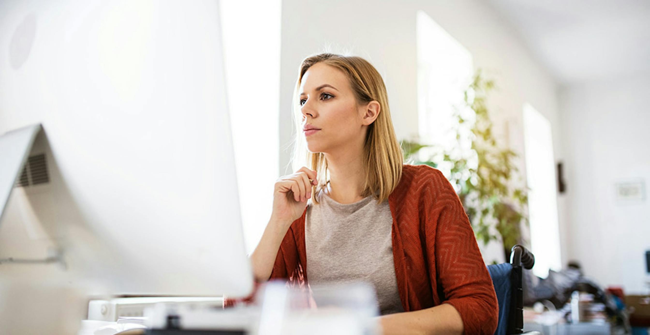 une personne en train de travailler